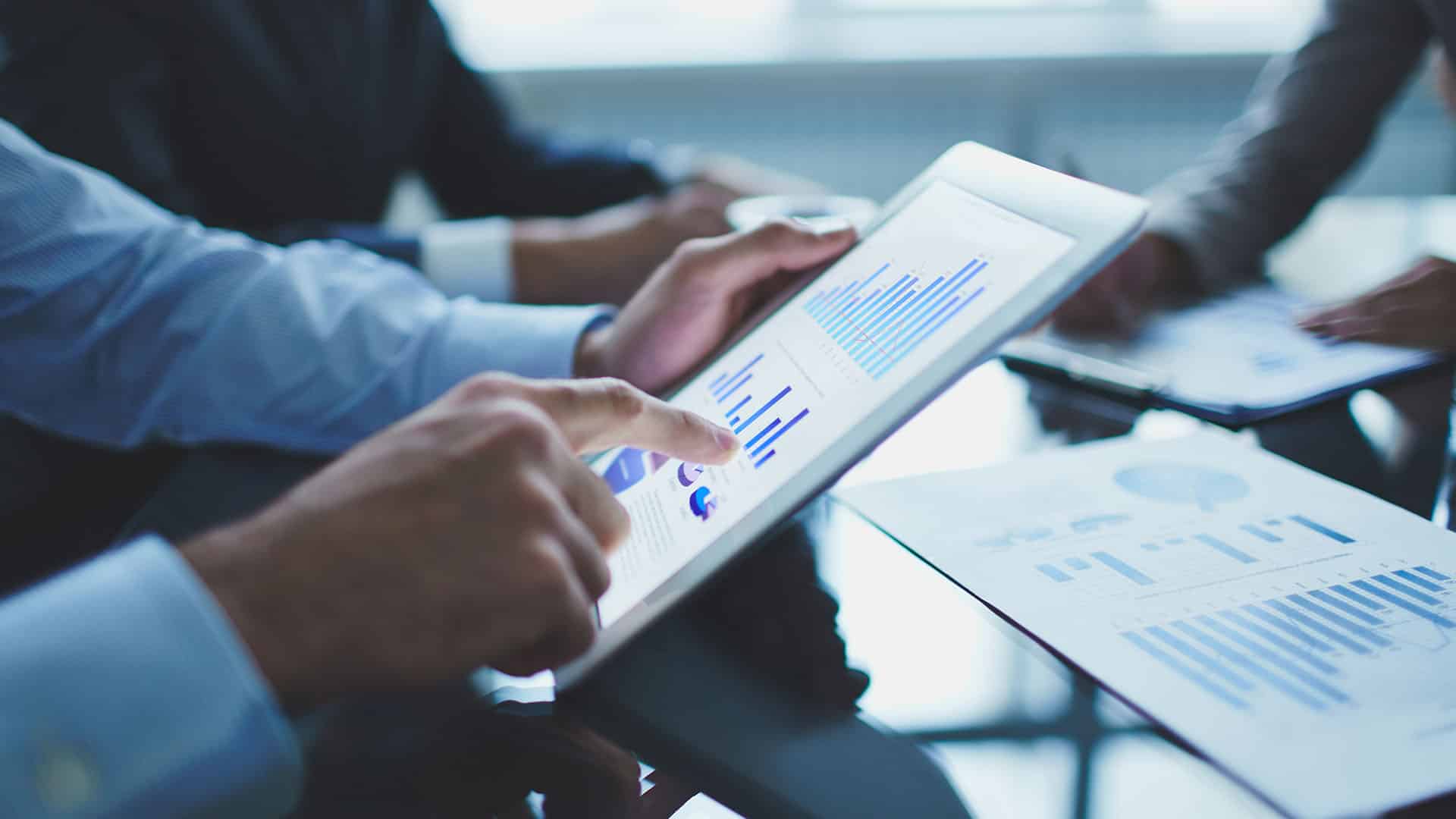Professionnel consultant des graphiques de change et analyses de taux CHF/EUR sur tablette en réunion