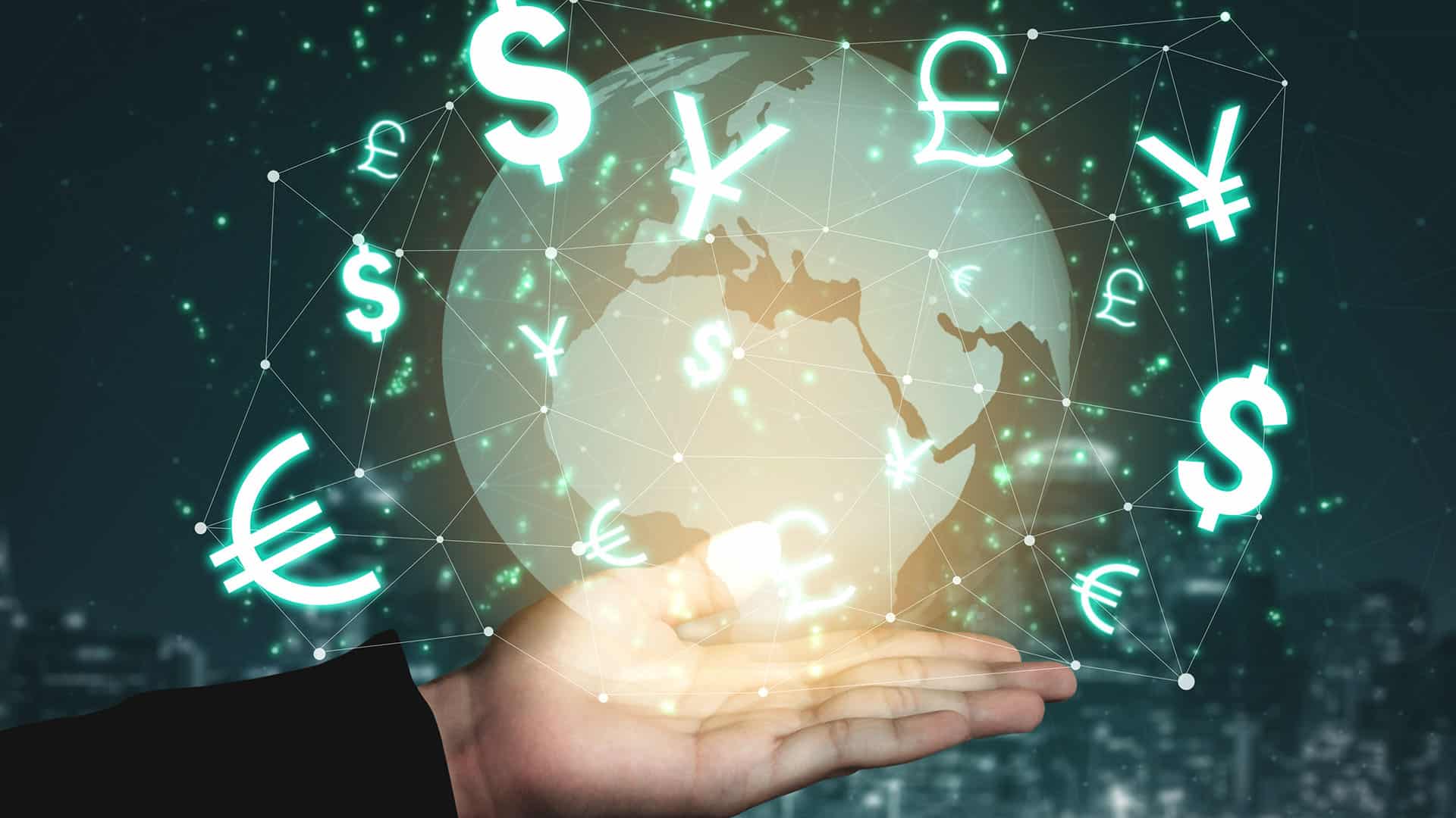 Main tenant un globe avec symboles de devises EUR, USD, GBP, CHF et yen connectés par réseau numérique