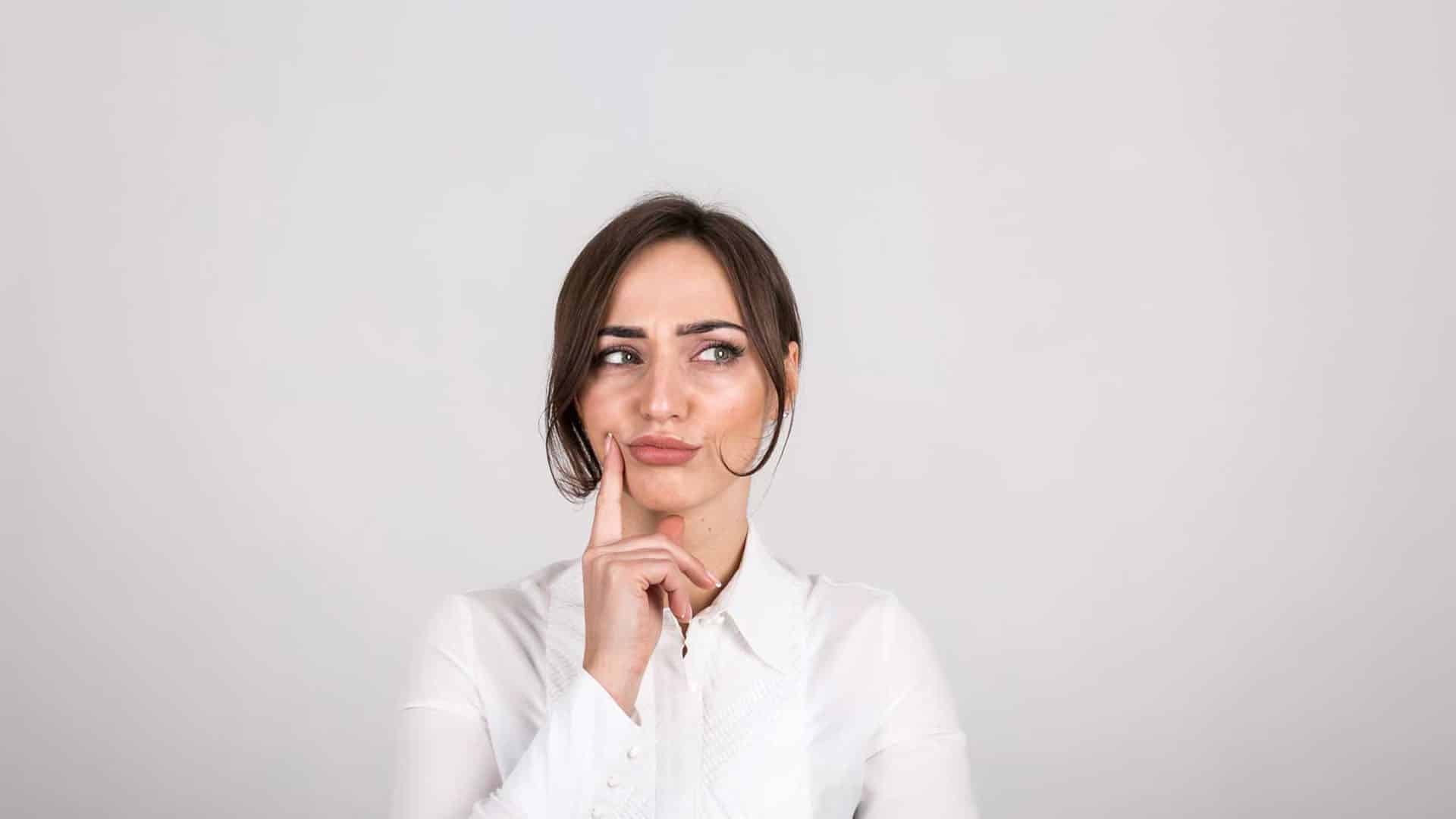 Femme en chemise blanche pensant à un échange CHF EUR