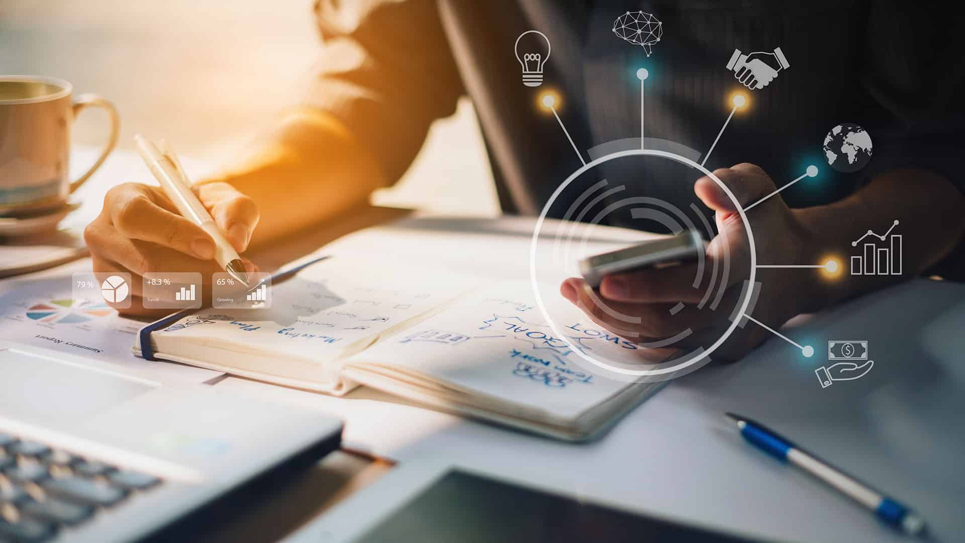 Professionnel analysant des données financières avec icônes numériques de croissance, partenariat et transactions monétaires