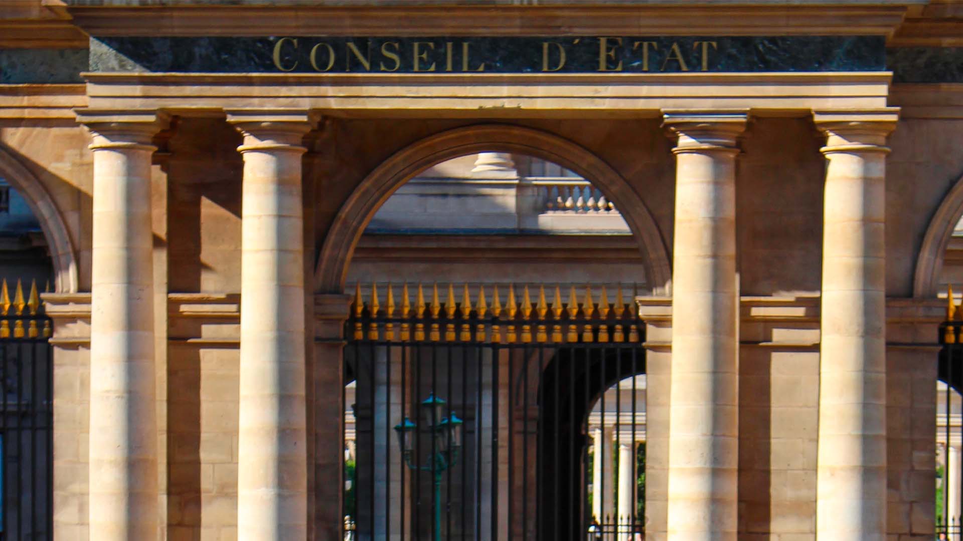 Façade du Conseil d'État suisse avec colonnes néoclassiques et inscription en or