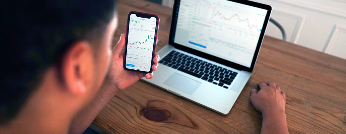 Trader consulte les graphiques de change CHF/EUR sur smartphone et laptop avec données en temps réel
