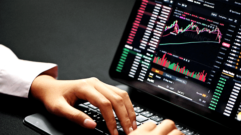 Trader analysant les graphiques de prix et volumes des devises CHF/EUR sur écran de trading en temps réel