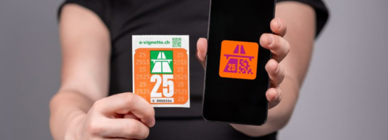 Personne tenant une carte e-Giftcard B-Sharpe de 25 CHF et un smartphone affichant le logo B-Sharpe