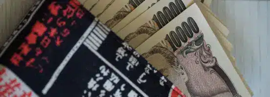 Calculatrice affichant des chiffres rouges à côté de billets de 1000 CHF suisses
