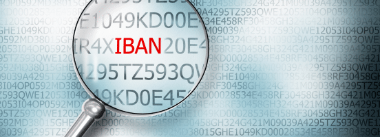 Loupe mettant en évidence un numéro IBAN rouge sur fond de codes alphanumériques