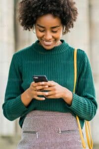 Femme souriante avec téléphone