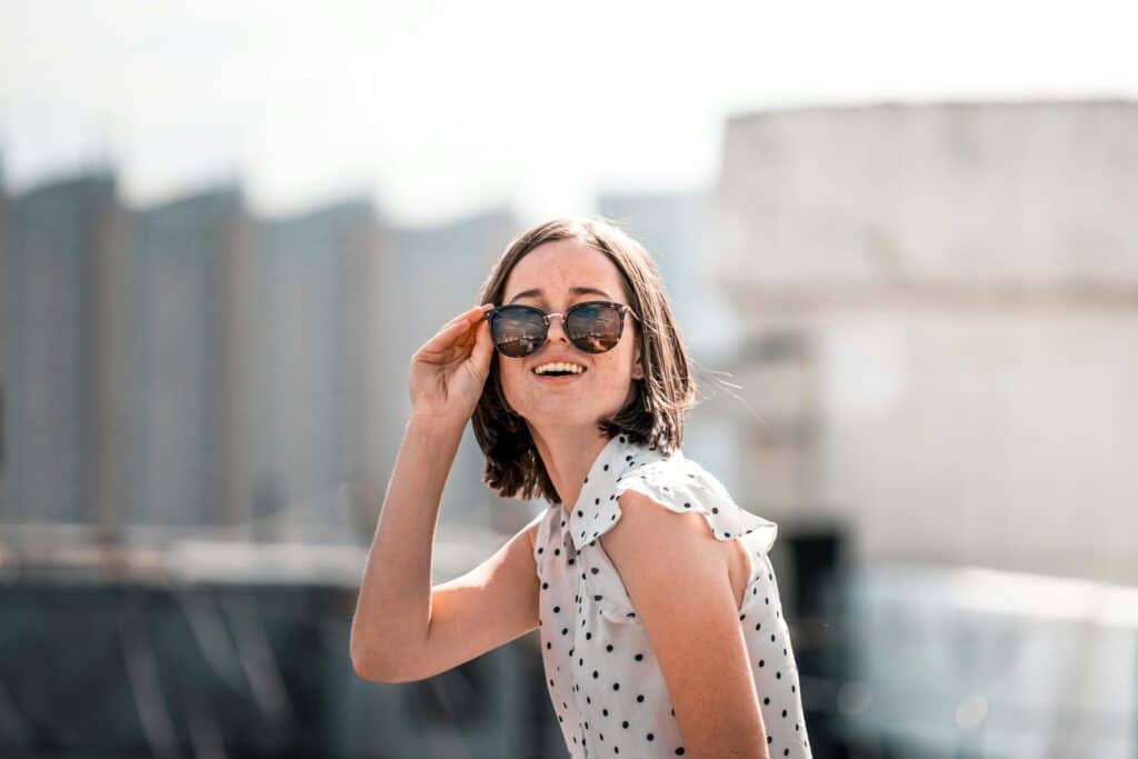 Femme joyeuse le regard au loin