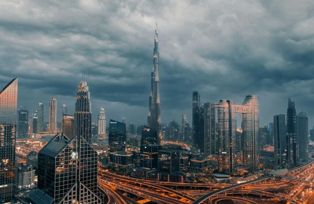 La tour Burj Khalifa au-dessus du centre de Dubaï