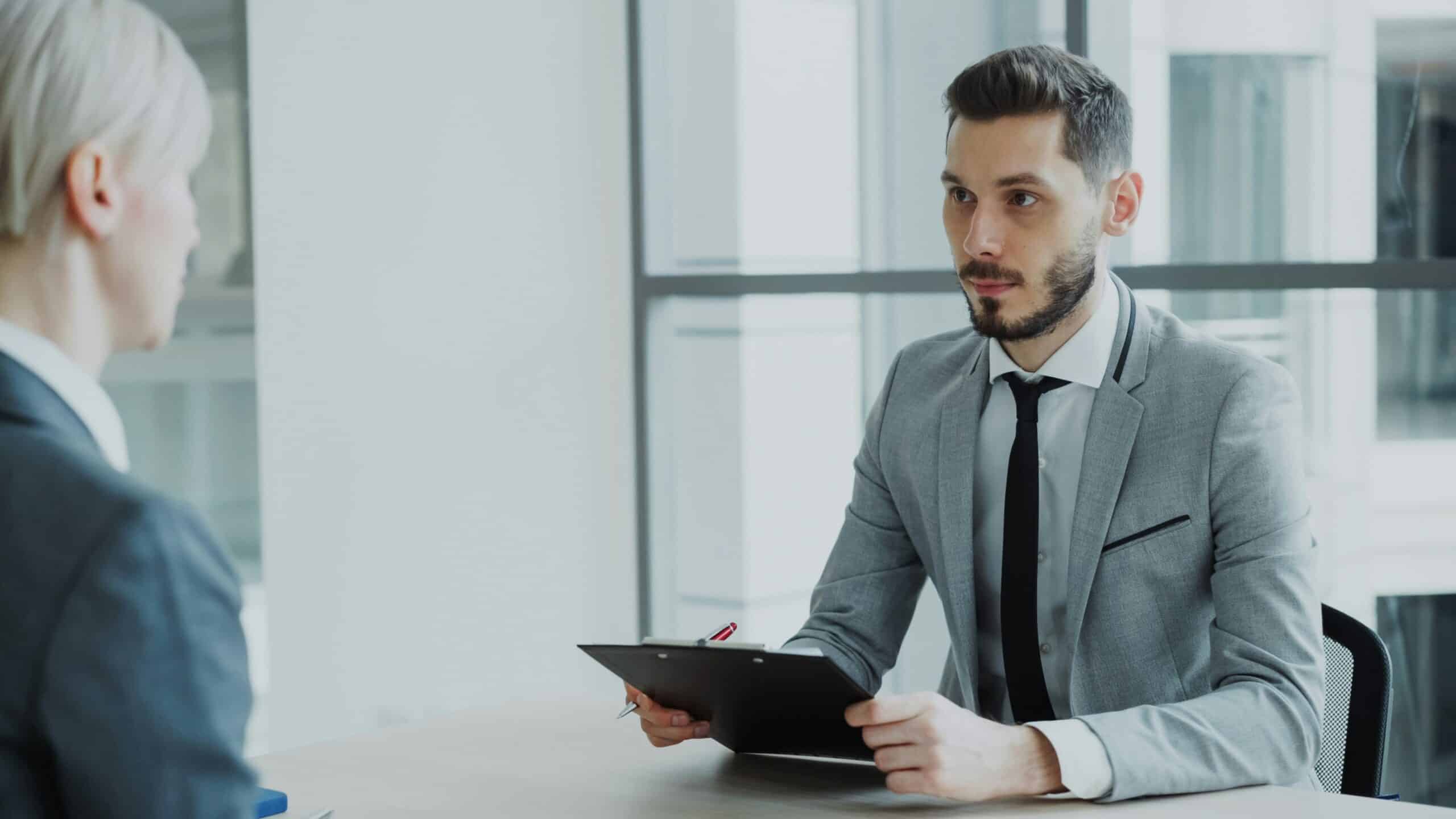 Imprenditore che discute con un consulente l'apertura di una società svizzera